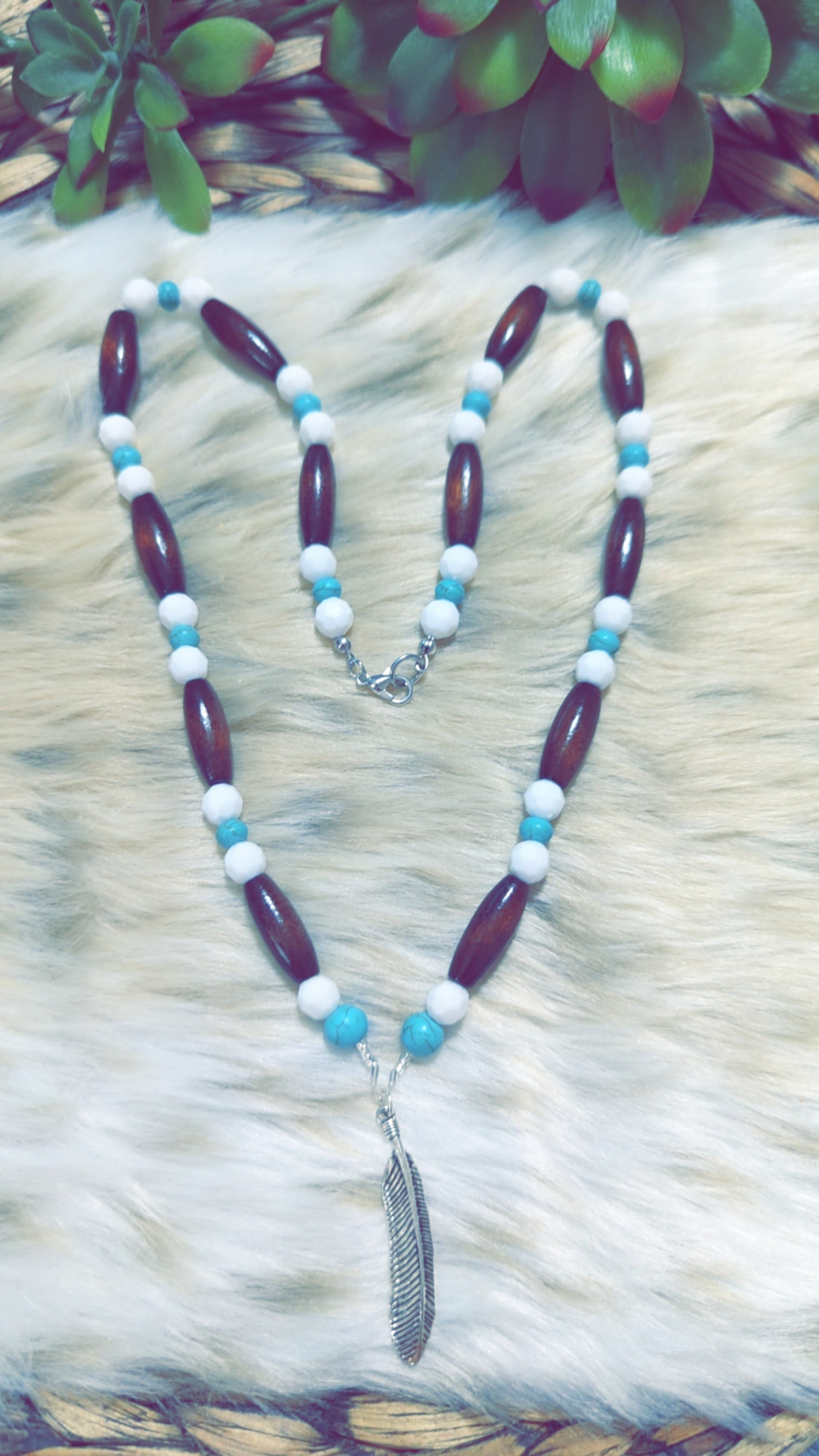 Feather pendant necklace